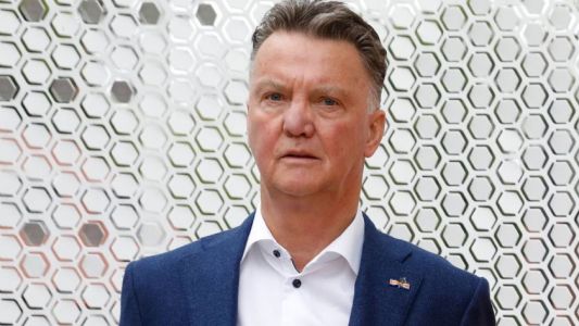 фото - Ван Гал считает, что некоторые клубы пытаются извлечь выгоду из кризиса Ван Гал считает, что некоторые клубы пытаются извлечь выгоду из кризиса